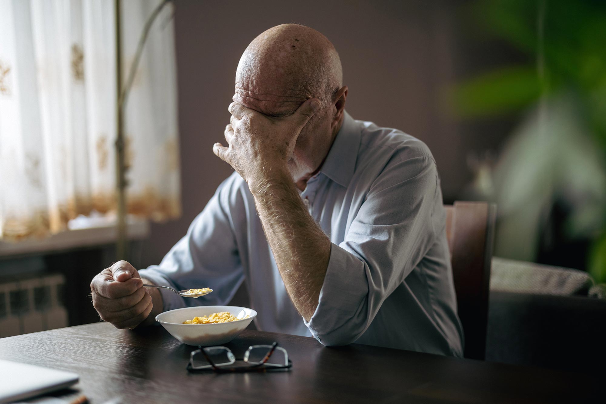SciTechDaily1's tweet card. A major review reveals that mealtime companionship may play a surprisingly important role in the nutrition and health of older adults. Older adults who often eat by themselves may face a higher...