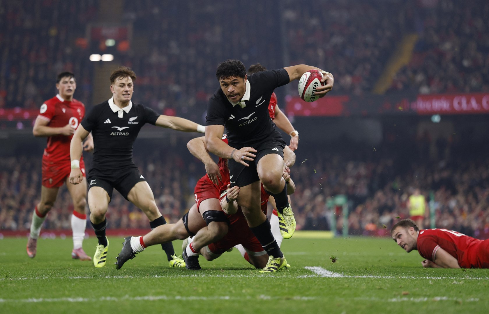 beinsports_FR's tweet card. Après leur défaite la semaine dernière contre l'Angleterre, les All-Blacks ont réagi avec la manière au pays de Galles (26-52). La Nouvelle-Zéalnde termine sa tournée d'automne avec un match à sept...