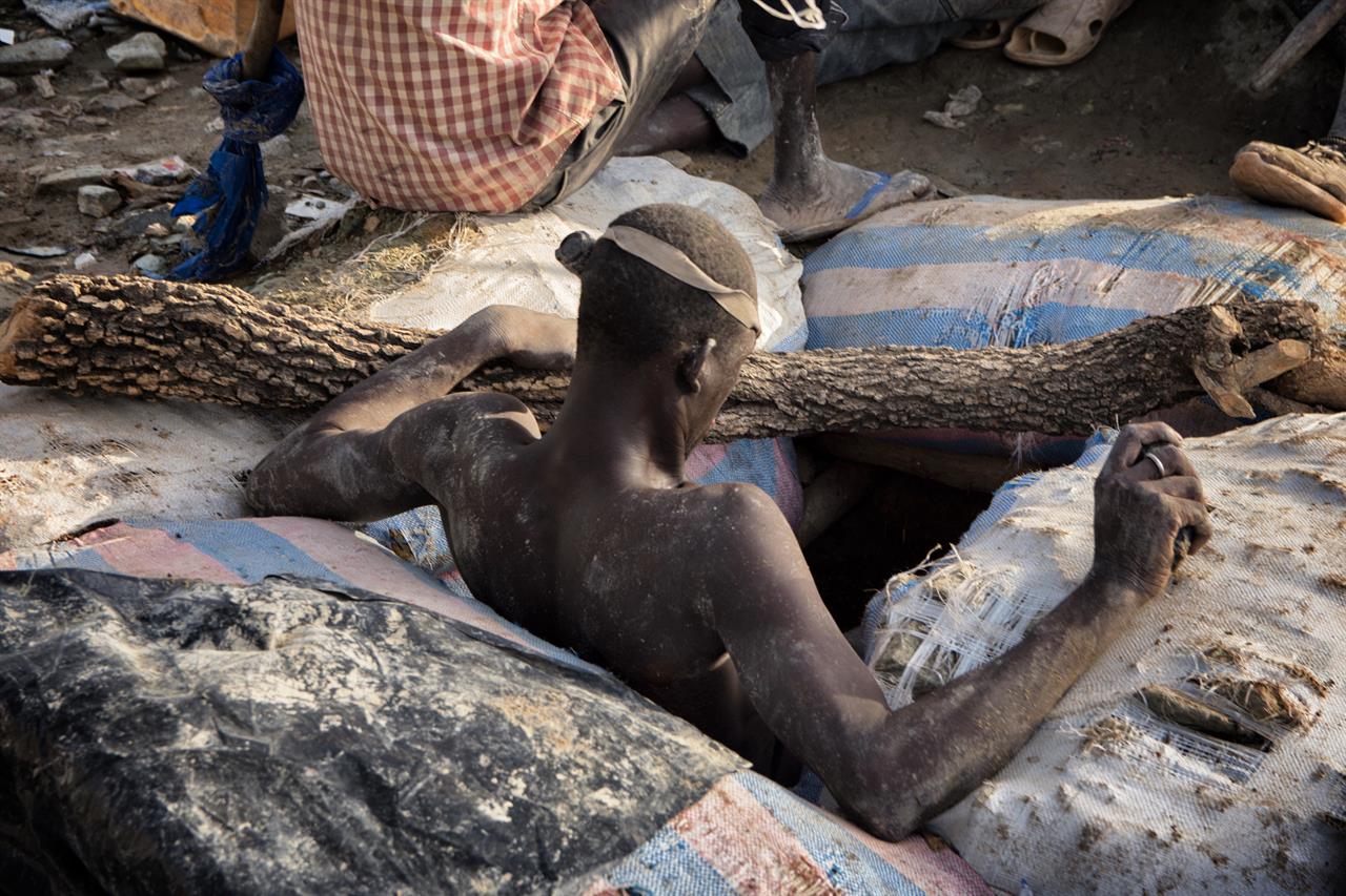 ONGpiemonte's tweet card. A 150 metri di profondità con 50 gradi di temperatura uomini, donne e bambini scavano per dieci ore al giorno per trovare il metallo prezioso tra il rischio di crolli, fumi altamente tossici e a...