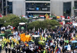 MCLCCC's tweet card. Che si parli di lotta al terrorismo, di cooperazione internazionale o di guerre commerciali, ad andarci di mezzo per primi sono sempre gli agricoltori. Ecco alcuni casi