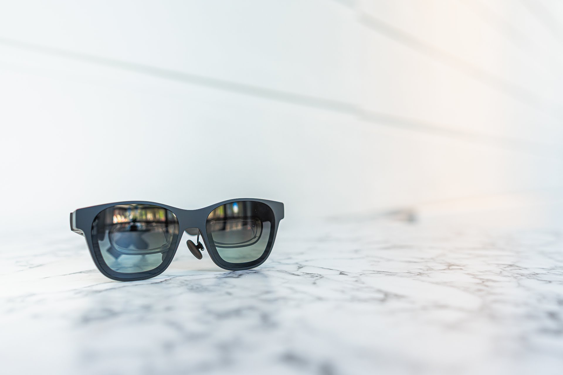 Zorggids's tweet card. Doven en slechthorenden kunnen straks zonder drempels genieten van een theatervoorstelling. Het Nationale Theater introduceert een slimme bril die live gesproken tekst omzet in ondertiteling....