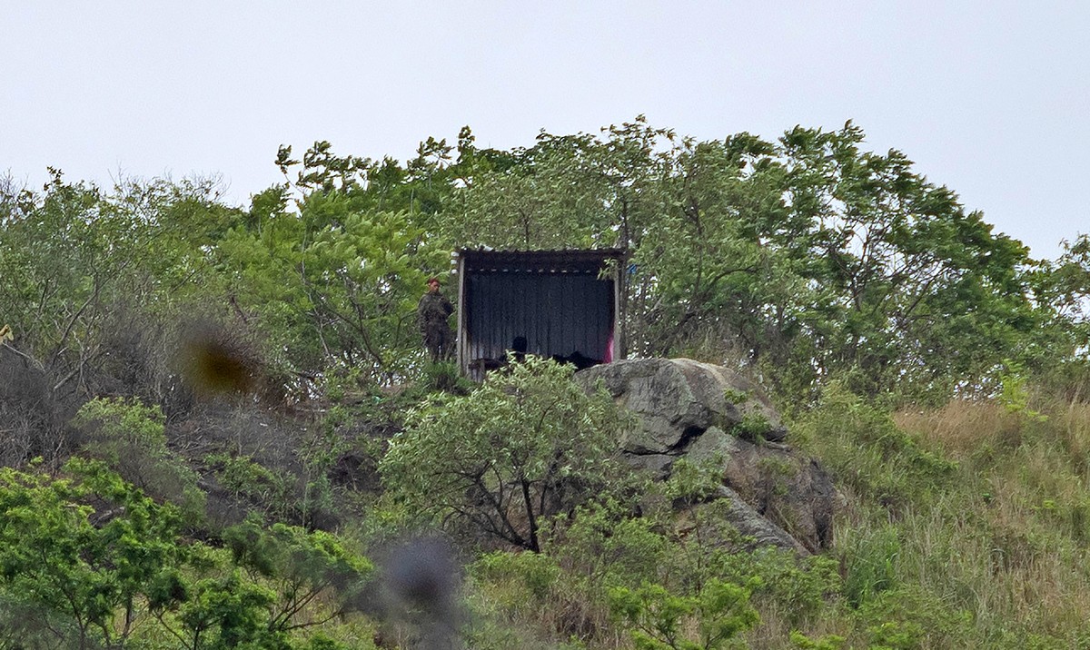 JornalOGlobo's tweet card. Local é onde a maior parte dos 117 suspeitos mortos na ação policial foi atingida; tática de roupas camufladas é mantida, conforme flagrado pelo GLOBO