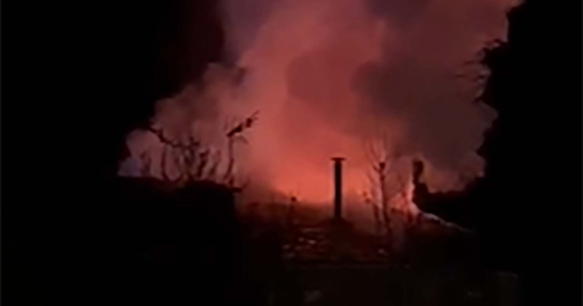 Infobierzo's tweet card. Incendio en Pieros: Bomberos luchan contra las llamas en una vivienda