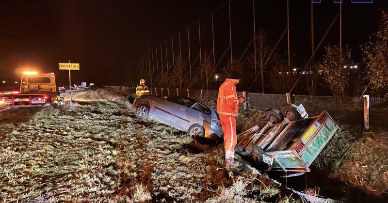 Auto met aanhanger in sloot op N34