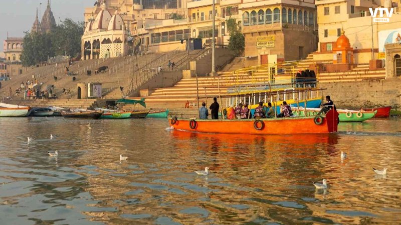 VtvGujarati's tweet card. ગંગા નદી ભારતમાં શ્રદ્ધા અને પવિત્રતાનું પ્રતીક છે, જેની આરાધના ધર્મ અને સંસ્કૃતિ સાથે જોડાયેલી છે. પરંતુ કાશી એ એકમાત્ર જગ્યા છે જ્યાં ગંગા વિરુદ્ધ દિશામાં વહે છે – જે ધાર્મિક પૌરાણિક માન્યતાઓથી...