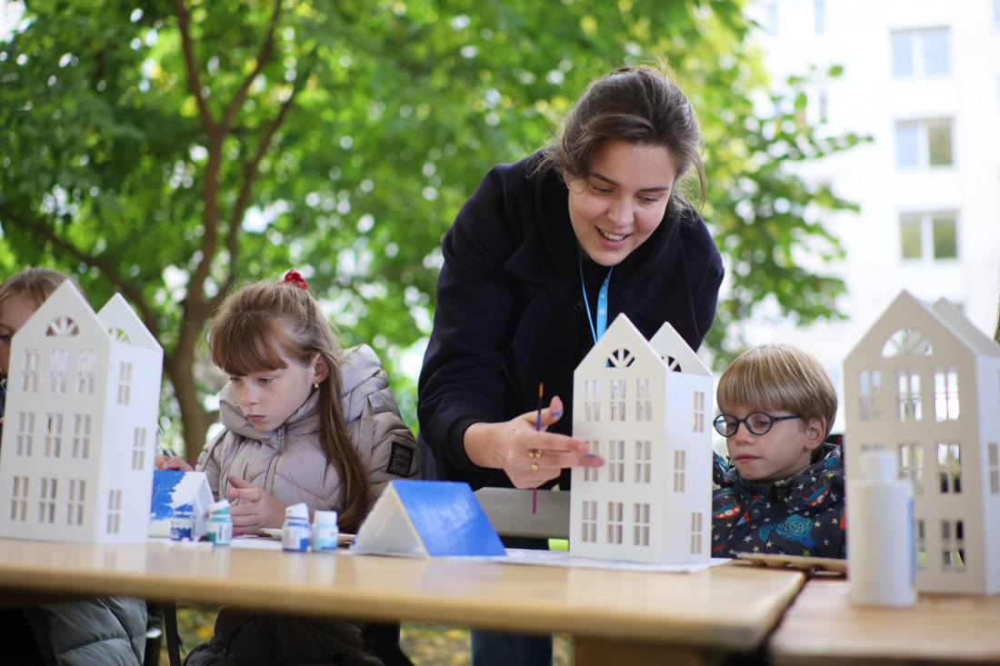 Advertising4URO's tweet card. Grupul VELUX se alătură proiectului Children’s Living Places din Ucraina, participând astăzi la ceremonia de inaugurare a lucrărilor de construcție a noilor locuințe destinate îngrijirii de tip...