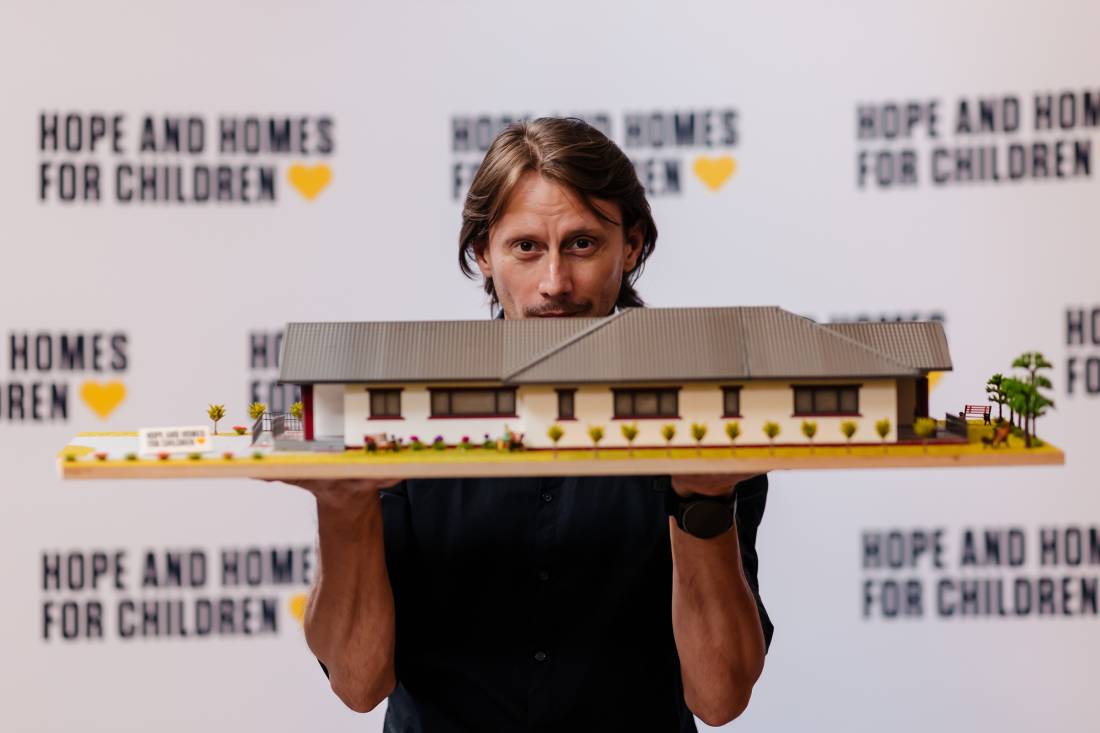 Advertising4URO's tweet card. Ambasadorul Hope and Homes for Children, Marius Manole, își dedică ziua de naștere de anul acesta unei inițiative de suflet: susținerea celor 36 de copii aflați în casele familiale construite de Hope...