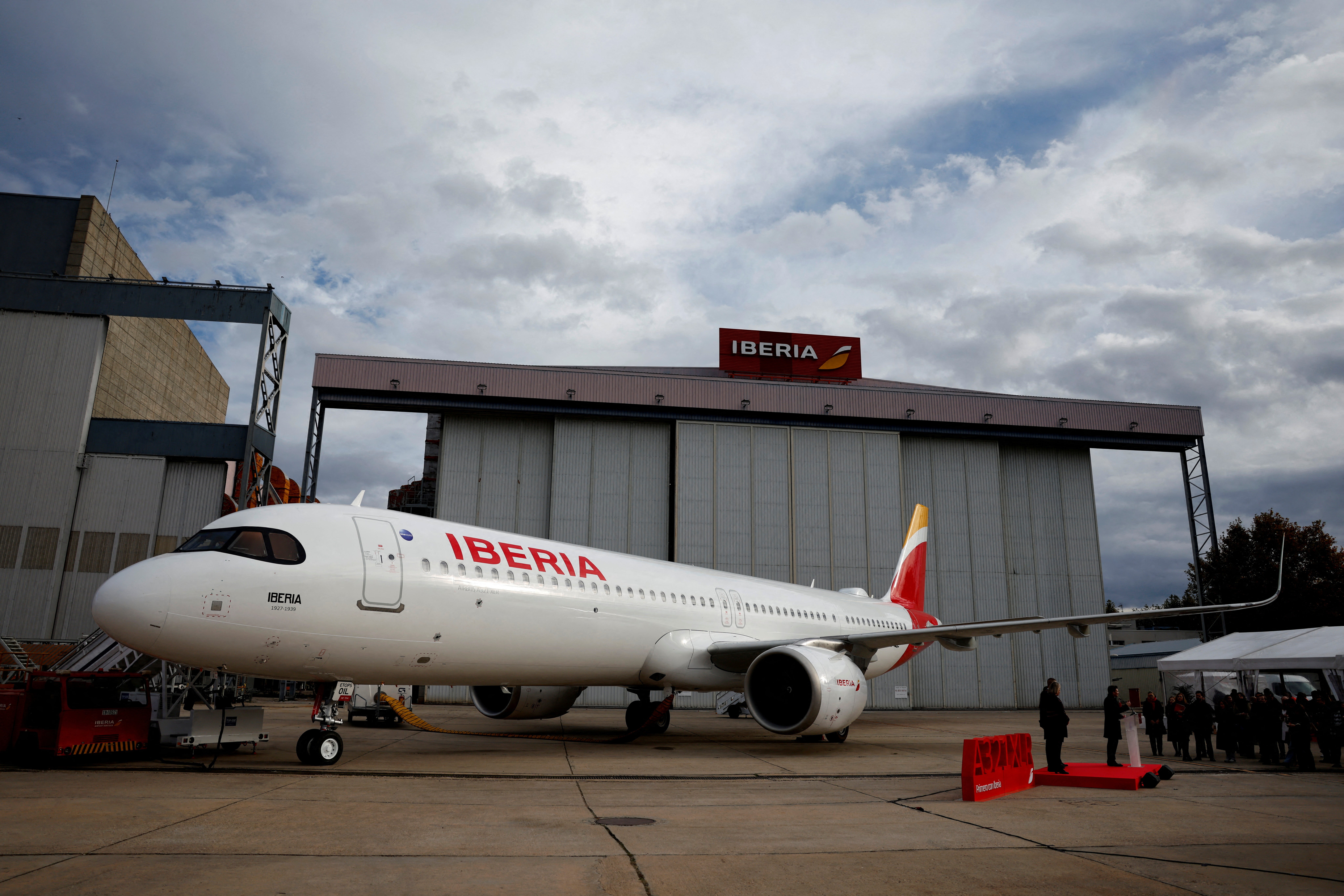 pascual_serrano's tweet card. La aerolínea irá evaluando cuándo retoma sus operaciones
