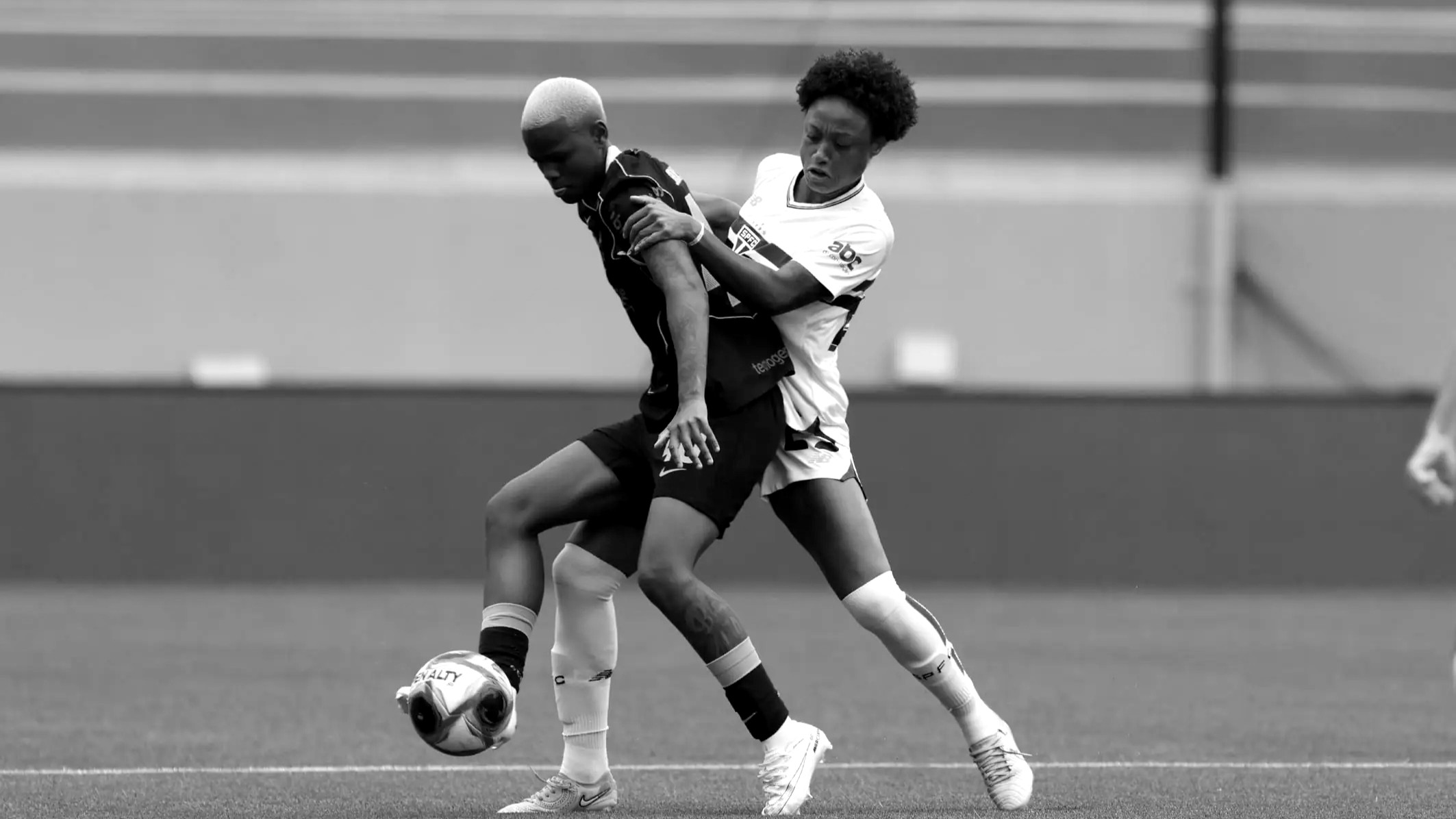 InfoTimaoBlog's tweet card. Em manhã quente na Arena Barueri, sob mando do rival, o Timão superou o São Paulo por 2 a 1, graças ao brilho da atacante Jhonson, autora dos dois gols, e às defesas decisivas da goleira Lelê.