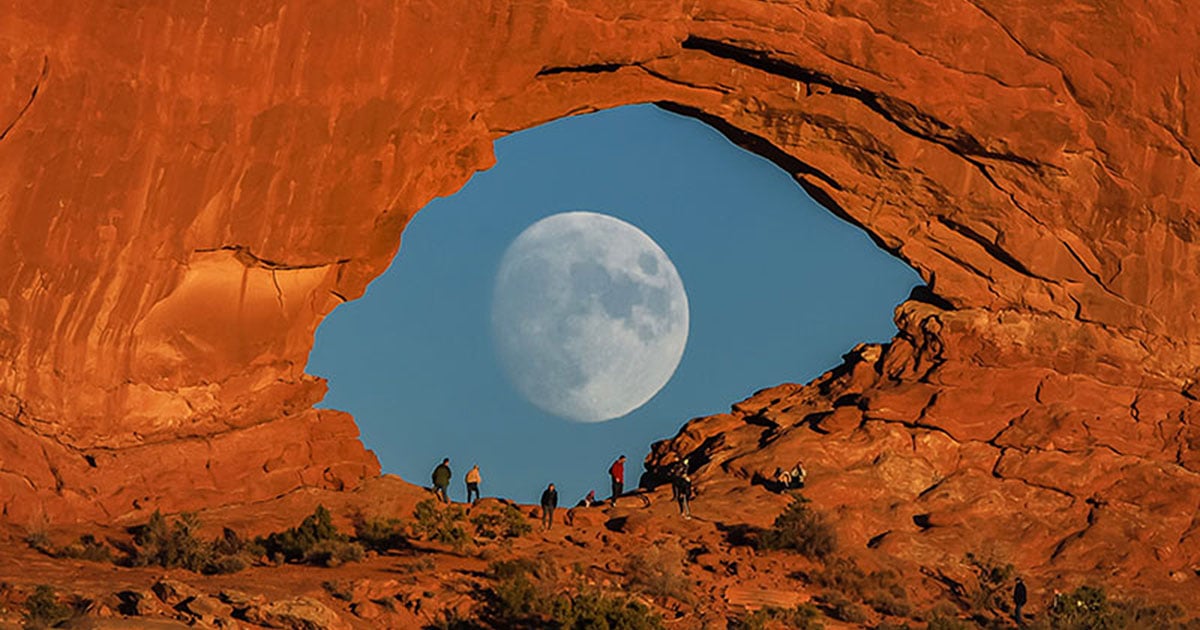 JendayeeB's tweet card. Phoenix, Arizona nature photographer Zach Cooley recently captured a stunning photo of the full moon passing through North Windows Arch in Arches National