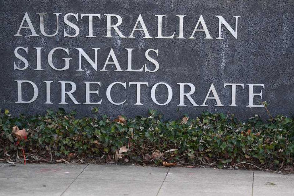 _UncleHacker_'s tweet card. Australia warns of attacks on unpatched Cisco IOS XE devices exploiting CVE-2023-20198, allowing BadCandy webshell install.