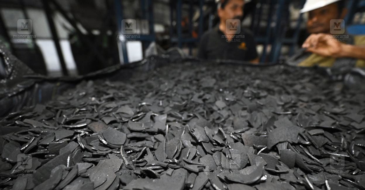 manoramaonline's tweet card. 'ചിരട്ടക്കരി കൊണ്ടാണോ പല്ലു തേയ്ക്കുന്നേ... അയ്യേ...' എന്നു കളിയാക്കിയിരുന്ന നാളുകളുണ്ടായിരുന്നു കേരളത്തിൽ. എന്നാൽ അതേ ചിരട്ടക്കരിക്കു വേണ്ടി ഇപ്പോൾ.Activated Carbon, Coconut Shell Charcoal, Chirat...