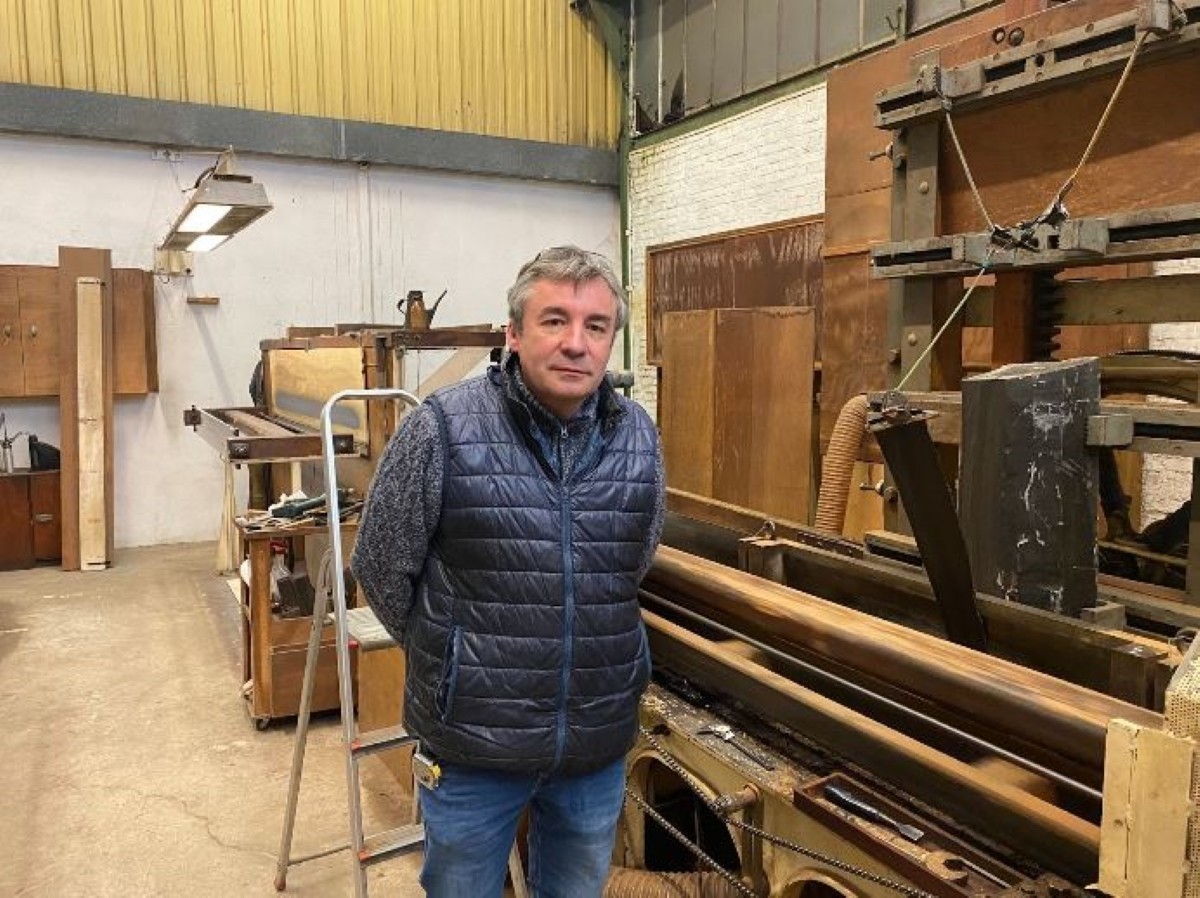 actufr93's tweet card. Si de nos jours les feuilles de bois peuvent s'acheter dans tous les magasins de bricolage, Frédéric George continue de miser sur un savoir-faire ancien pour en produire.