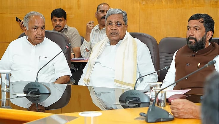 KannadaPrabha's tweet card. ಬೆಂಗಳೂರು: ವಿಧಾನ ಪರಿಷತ್ ಸದಸ್ಯರಿಗೆ ಎಂಎಲ್ ಸಿ ನಿಧಿ ನೀಡುವ ಬಗ್ಗೆ ಮುಖ್ಯಮಂತ್ರಿ ಸಿದ್ದರಾಮಯ್ಯ ಸಕರಾತ್ಮಕವಾಗಿ ಸ್ಪಂದಿಸಿದ್ದಾರೆ ಎನ್ನಲಾಗಿದೆ, ಮಂಗಳವಾರ ಕಾಂಗ್ರೆಸ್ ಪರಿಷತ್ ಸದಸ್ಯರ ಜೊತೆ