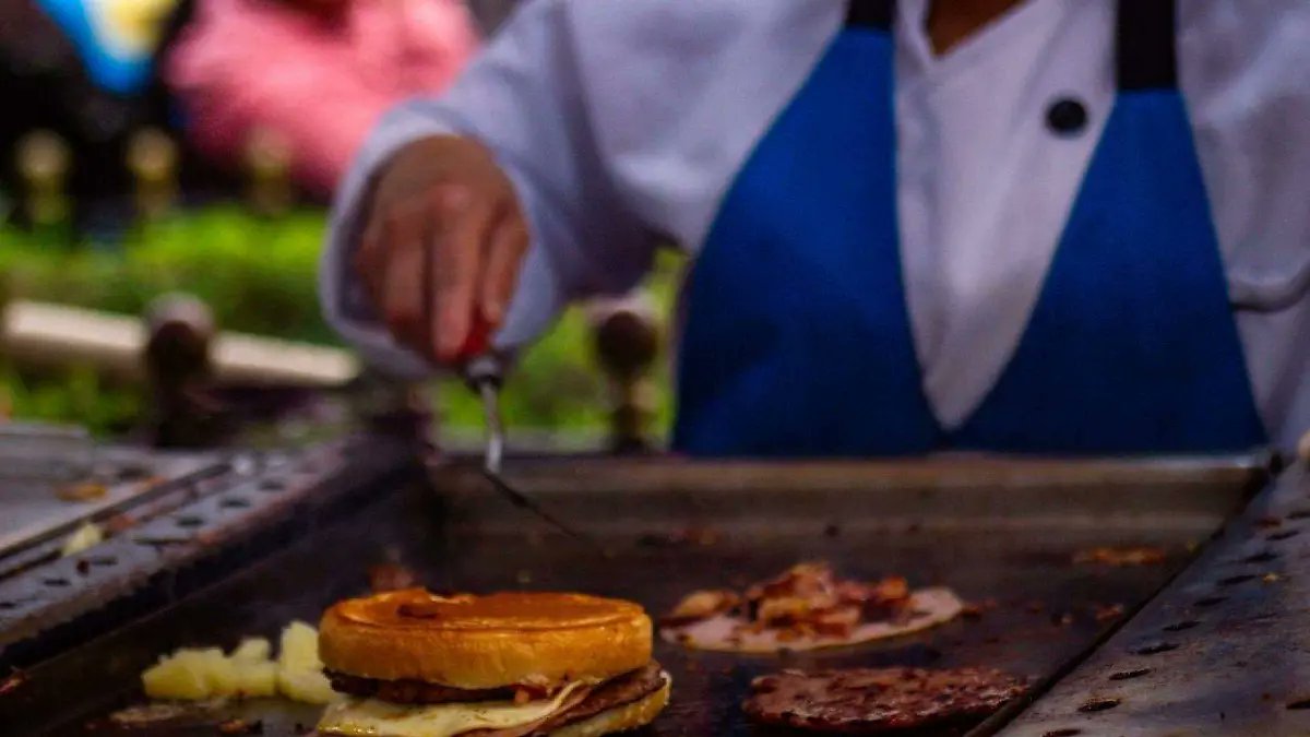 LabDO_Tw's tweet card. Con más de 1,500 millones consumidas en 2023, las hamburguesas lideran pedidos en apps. Expertos alertan sobre su impacto calórico y riesgos a la salud