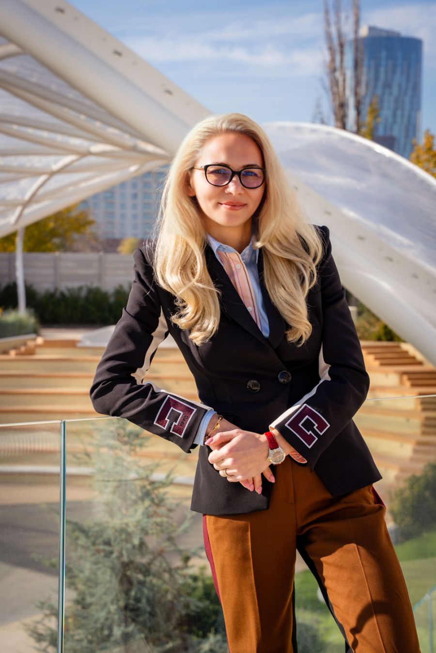 Advertising4URO's tweet card. Angajații resimt tot mai puternic nesiguranța legată de viitorul profesional și financiar, pe fondul incertitudinilor economice care afectează companiile. Peste 47% dintre angajați spun că sunt...