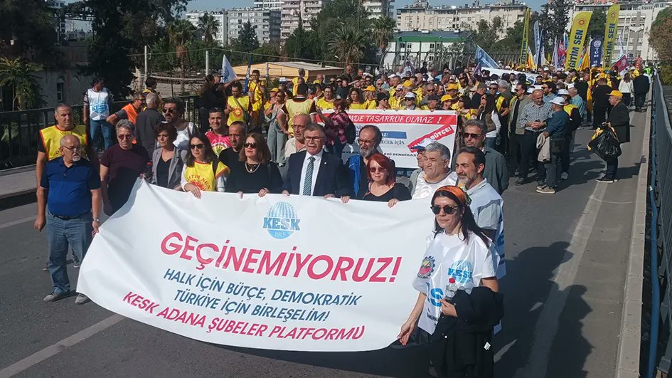 uid_der's tweet card. Kamu Emekçileri Sendikaları Konfederasyonu (KESK) 22 Kasımda, Adana ve Samsun’da “Geçinemiyoruz! Halk İçin Bütçe, Demokratik Türkiye” talebiyle bölge mitingleri gerçekleştirdi. Adana’da Uğur Mumcu...