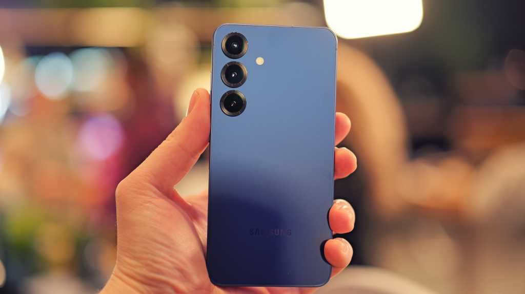 TechAdvisorHQ's tweet card. Get your order in for a new S25 phone exclusive colours, free Galax Watch 7 and big trade-in credit