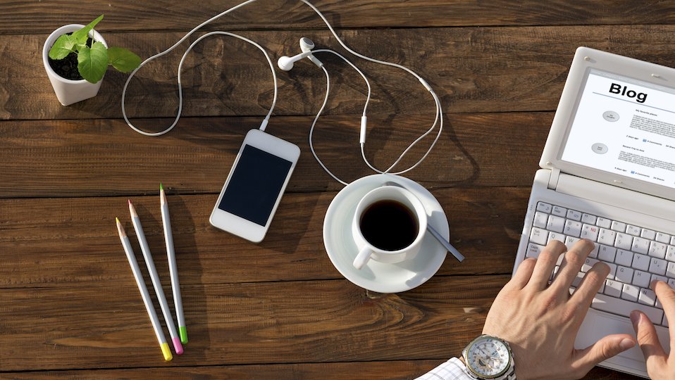 AmedeeBlog's tweet card. Âge, secteurs d'activité… 4 fausses idées au sujet des freelances français