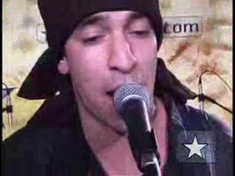 aspargo10's tweet card. Revolucionnários toca "Como num sonho perfeito" no Showlivre 2006