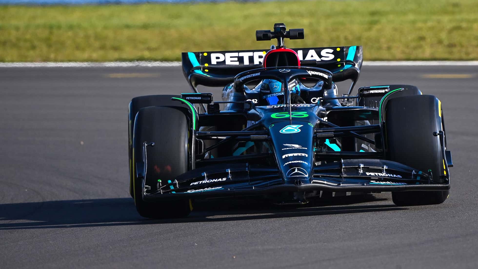 amsonline's tweet card. Mercedes giert nach Revanche. Dafür haben die Ingenieure das extreme Konzept von vorn bis hinten verfeinert. Der neue Mercedes W14 hat weiter einen Mini-Seitenkasten. Und das neue Auto von Lewis...