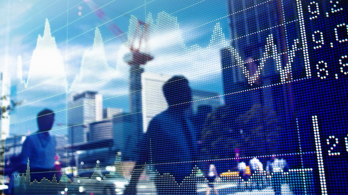 BitFinanzas's tweet card. El mercado avanza tras fusiones y acuerdos, con avances de IREN y Kenvue y menor foco en datos económicos por el cierre del gobierno.