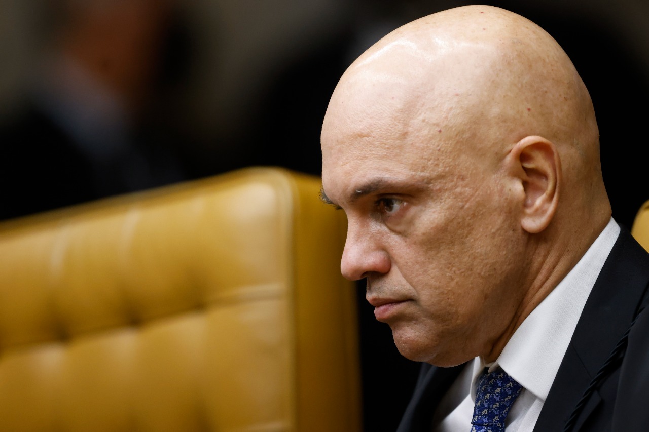 o_antagonista's tweet card. Alexandre de Moraes (foto) anulou a votação do caso de um réu pelos ataques do 8 de janeiro que estava sendo feita no plenário virtual do STF, informa o Estadão.