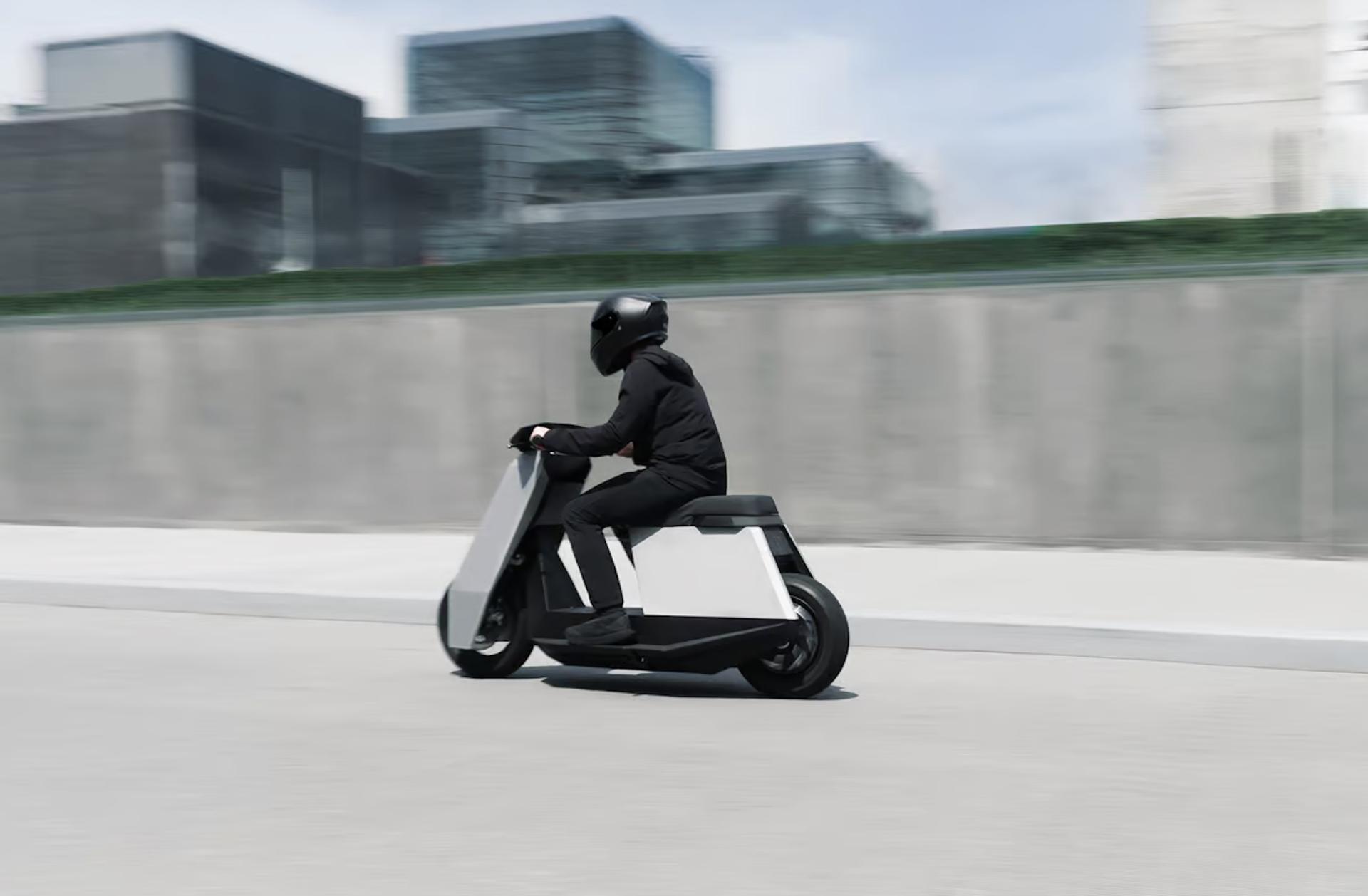 futuratech_'s tweet card. Voici le P1 d’Infinite Machine, un scooter électrique doté de lignes aussi élégantes qu’abruptes. Le design a un prix puisque les seuls 250 exemplaires de ce deux-roues coûtent 10 000 dollars l’unité.