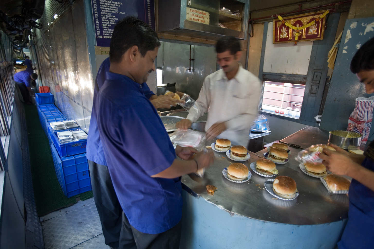 CMJainLive's tweet card. प्रीमियम ट्रेनों में पहले नाश्ते, दोपहर के भोजन और शाम के जलपान की दर क्रमश: 105 रुपये, 185 रुपये और 90 रुपये थी, जबकि प्रत्येक भोजन के साथ 50 रुपये का अतिरिक्त शुल्क लगाया जाता था. हालांकि,...