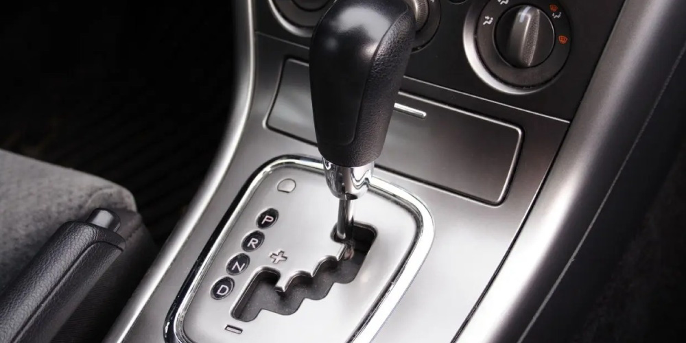 coursdecode's tweet card. Comprenez les lettres P, R, N, D, M sur une boîte automatique 🚗. Astuces et conseils pour une conduite fluide et sécurisée !