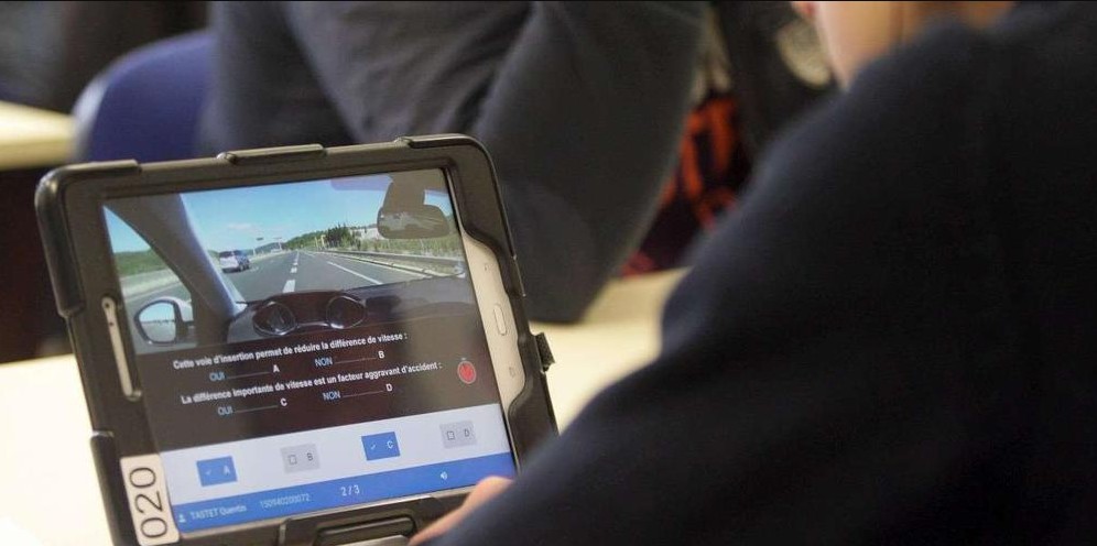 coursdecode's tweet card. En 2026, combien de fautes peux-tu faire au Code de la route ? On te donne la règle officielle (et pas les rumeurs) + nos astuces pour réussir l’examen facilement.