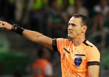 3VV's tweet card. Oiti Cipriani analisa a arbitragem de Wilmar Roldán na goleada do Palmeiras sobre o Sporting Cristal por 6x0 pela R06 da fase de grupos da Libertadores 2025.