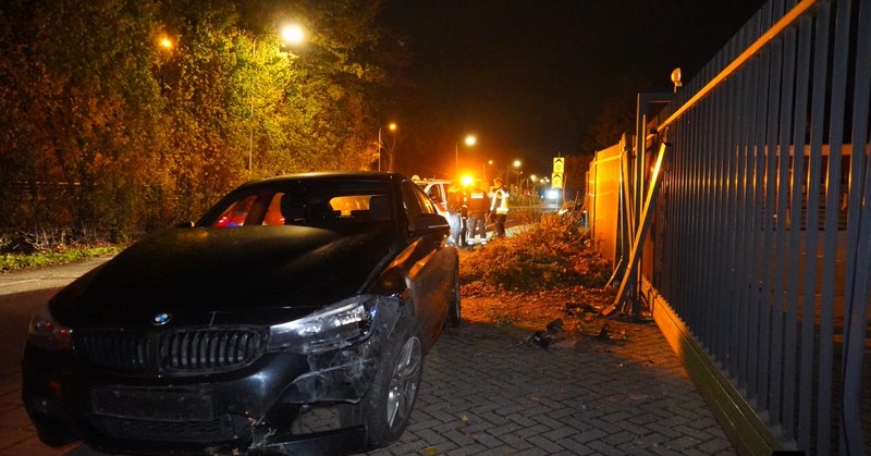 Automobilist ramt hekwerk Leeuwenhoekweg