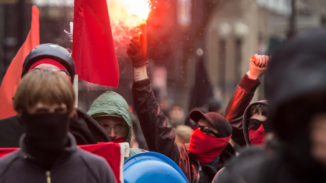 SwiftIsAGift's tweet card. Après un calme début, la manifestation de la Convergence des luttes anticapitalistes a tourné au vinaigre dans le centre-ville de Montréal, dimanche.