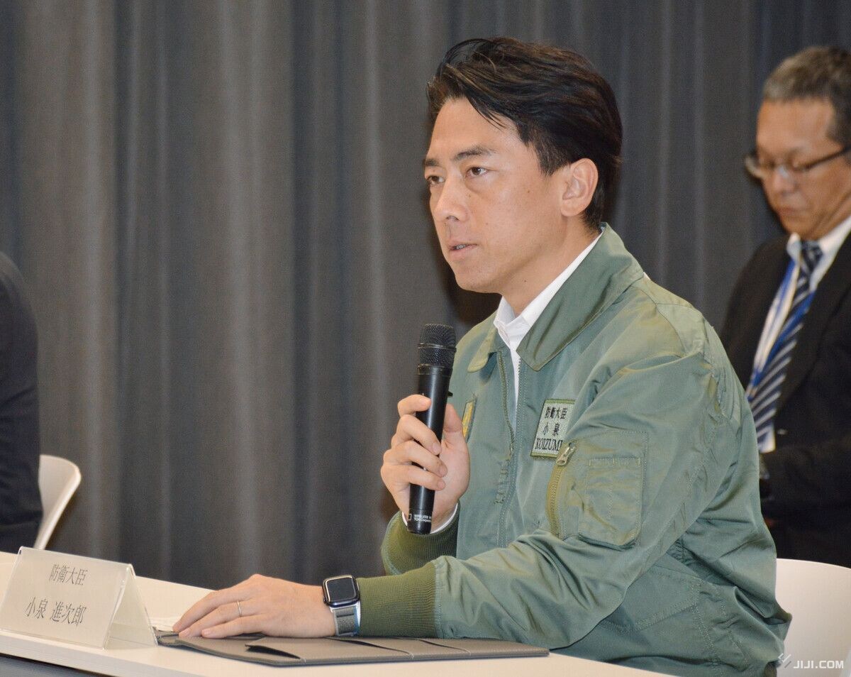 pioneertaku84's tweet card. 小泉進次郎防衛相が、存在感の向上に努めている。ＳＮＳなども駆使し、日本周辺の他国軍の動向や、自衛隊の対応を積極的に発信。「経験不足」の前評判は、就任１カ月で払拭しつつあるようだ。ただ、今後は安全保障関連３文書の改定など難題が待ち受ける。国民の理解を得つつ、防衛力強化に道筋を付けられるか、真価が問われる。