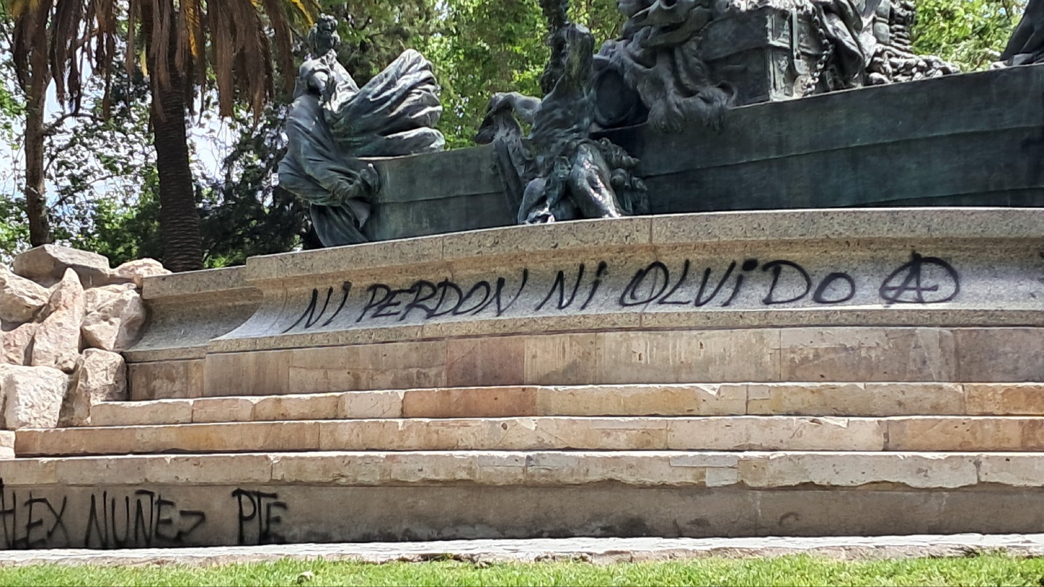 CNNChile's tweet card. El monumento histórico, que recién había sido restaurado tras seis años de trabajo, apareció con consignas como "ni perdón ni olvido" y "A.C.A.B".