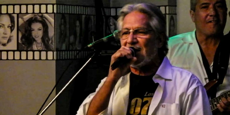 ArepaWeb's tweet card. El mundo de la música venezolana está nuevamente de luto: Jorge Chapellín, vocalista histórico del grupo Los 007, figura clave del pop y el rock