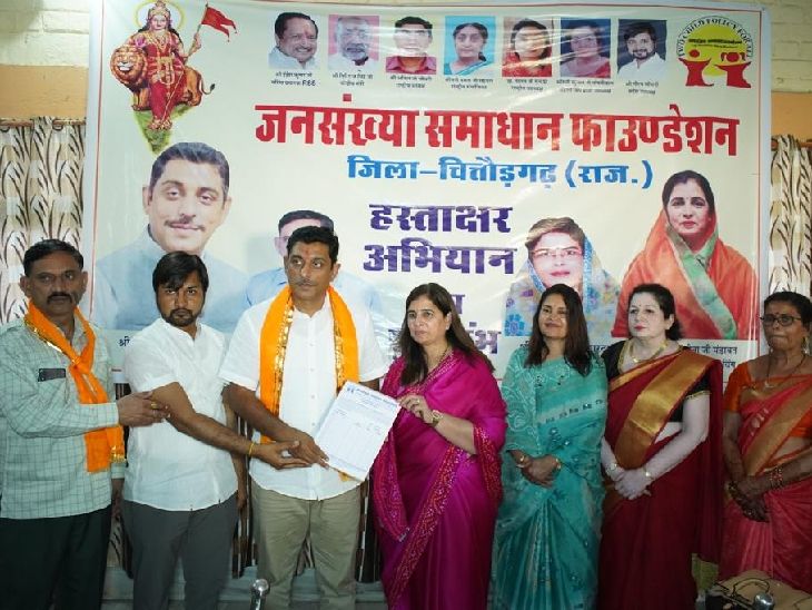 Sadhvi_prachi's tweet card. जनसंख्या समाधान फाउंडेशन की ओर से नियंत्रण कानून की मांग को लेकर हस्ताक्षर अभियान शुरू किया गया है। साध्वी प्राची दीदी भी इस अभियान में शामिल हुई। उन्होंने कहा कि मोदी सरकार जल्द से जल्द जनसंख्या...