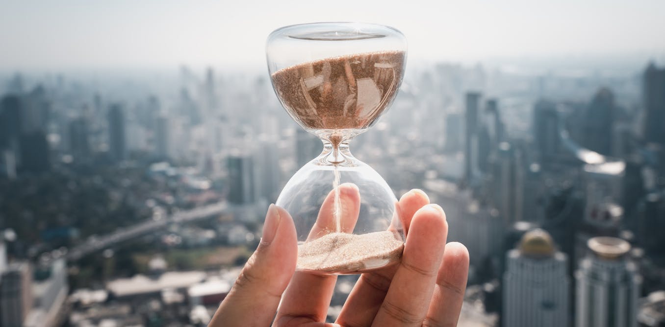 DDL_Laboratoire's tweet card. Spatial representations of time are not universal between different cultures and languages.