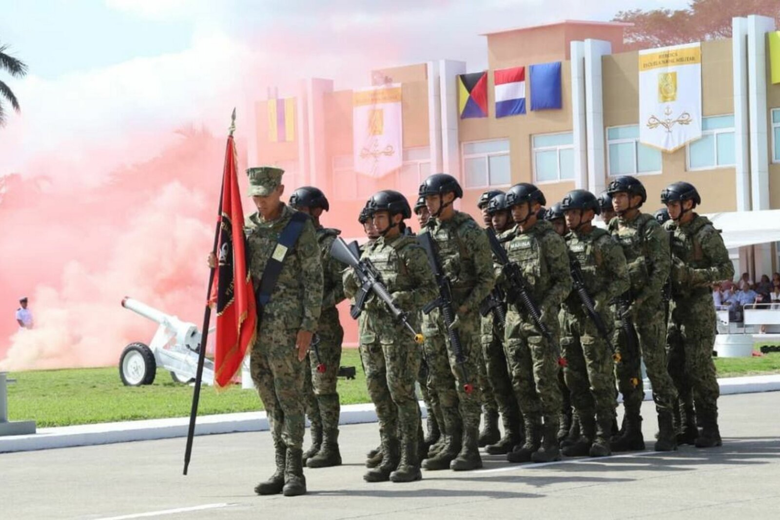 ElTiempo_Mx's tweet card. Un total de 284 cadetes navales concluyeron su curso básico de adiestramiento en Veracruz, marcando el inicio formal de su trayectoria profesional