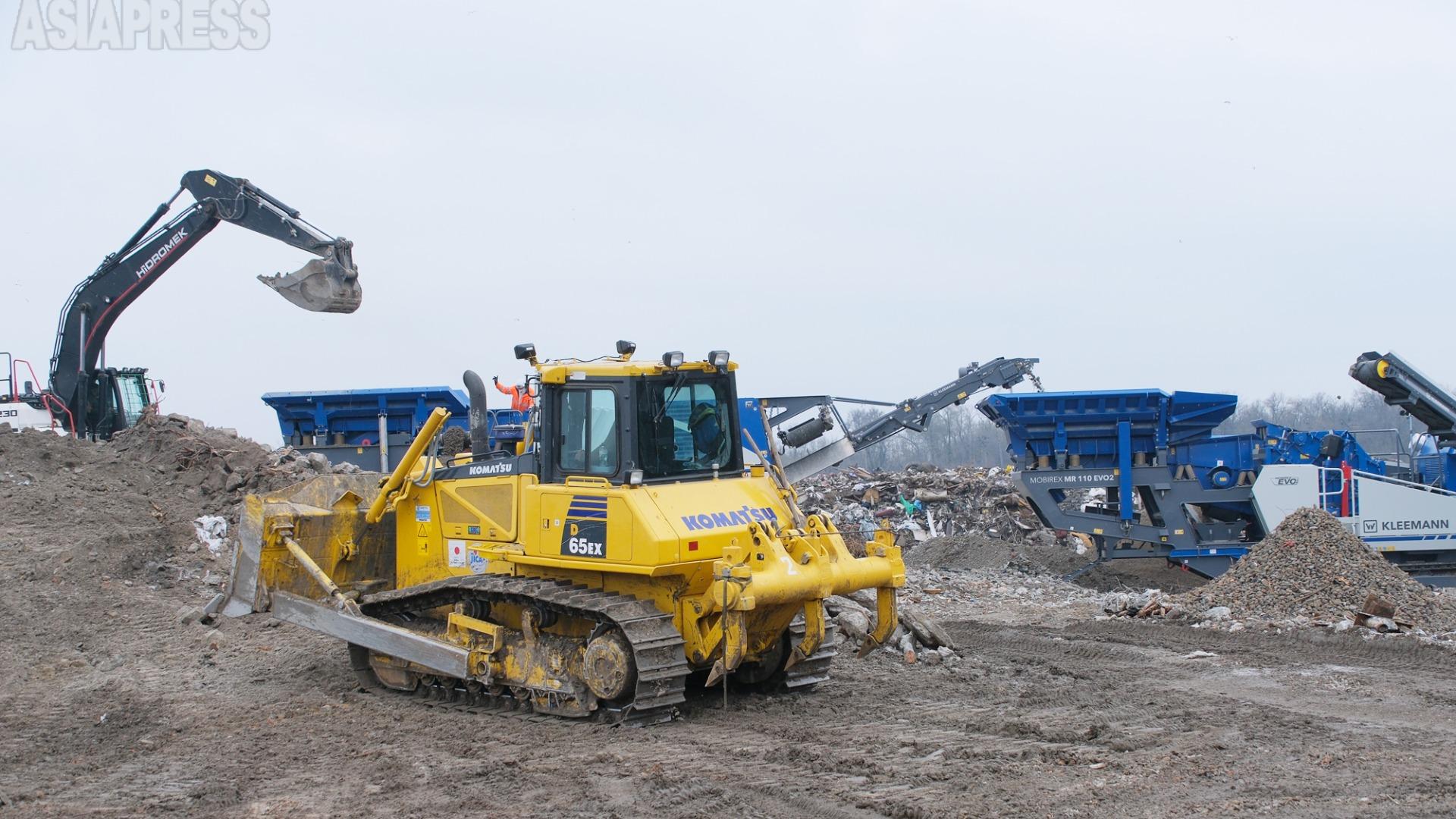 API_Ukraine's tweet card. ◆膨大な瓦礫を破砕し、道路に再生連日、ミサイルや自爆ドローンの攻撃にさらされるウクライナ各地の都市。破壊された建物の瓦礫は膨大な量にのぼる。それを破砕して、建材に再生させるプロジェクトがある。日本の支