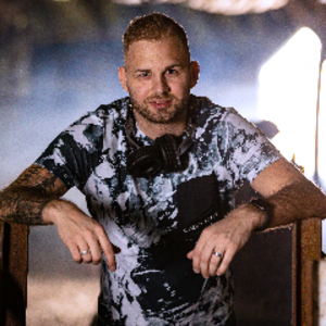 ThomTreeDJ's tweet card. ThomTree - Live, in DJs!