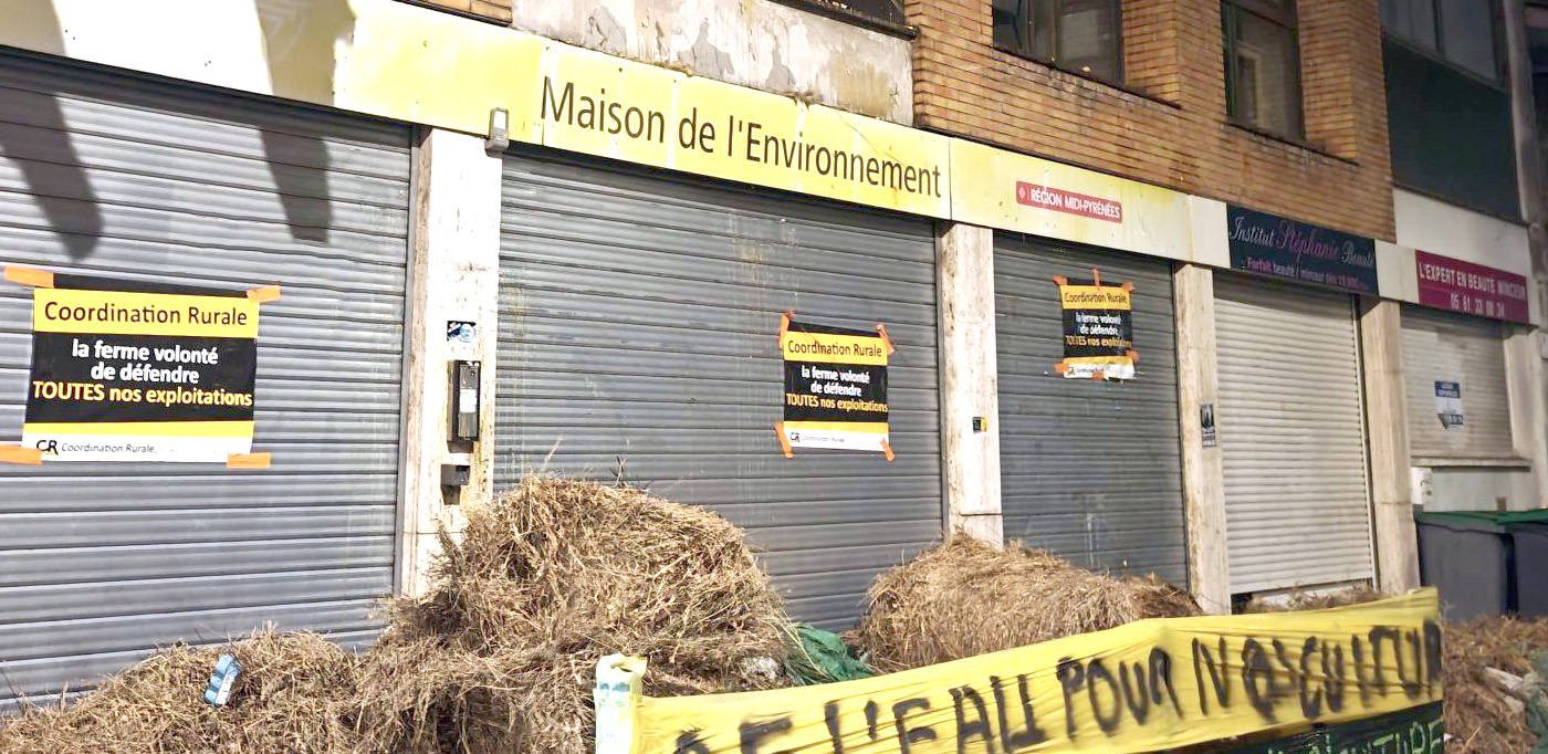 fne_op's tweet card. Après avoir proféré des menaces à notre encontre sur son compte Facebook ce syndicat agricole s’est permis et se vante d’avoir déversé des déchets, de la paille et autres devant la maison de l’envi...