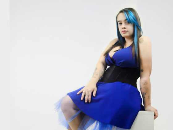 BlogNoiseRed's tweet card. A artista, cantora e compositora Deborah França não está apenas lançando um novo projeto musical; ela está abrindo as camadas mais profundas de sua experiência de vida. Com o EP solo "Sob Camadas", a...