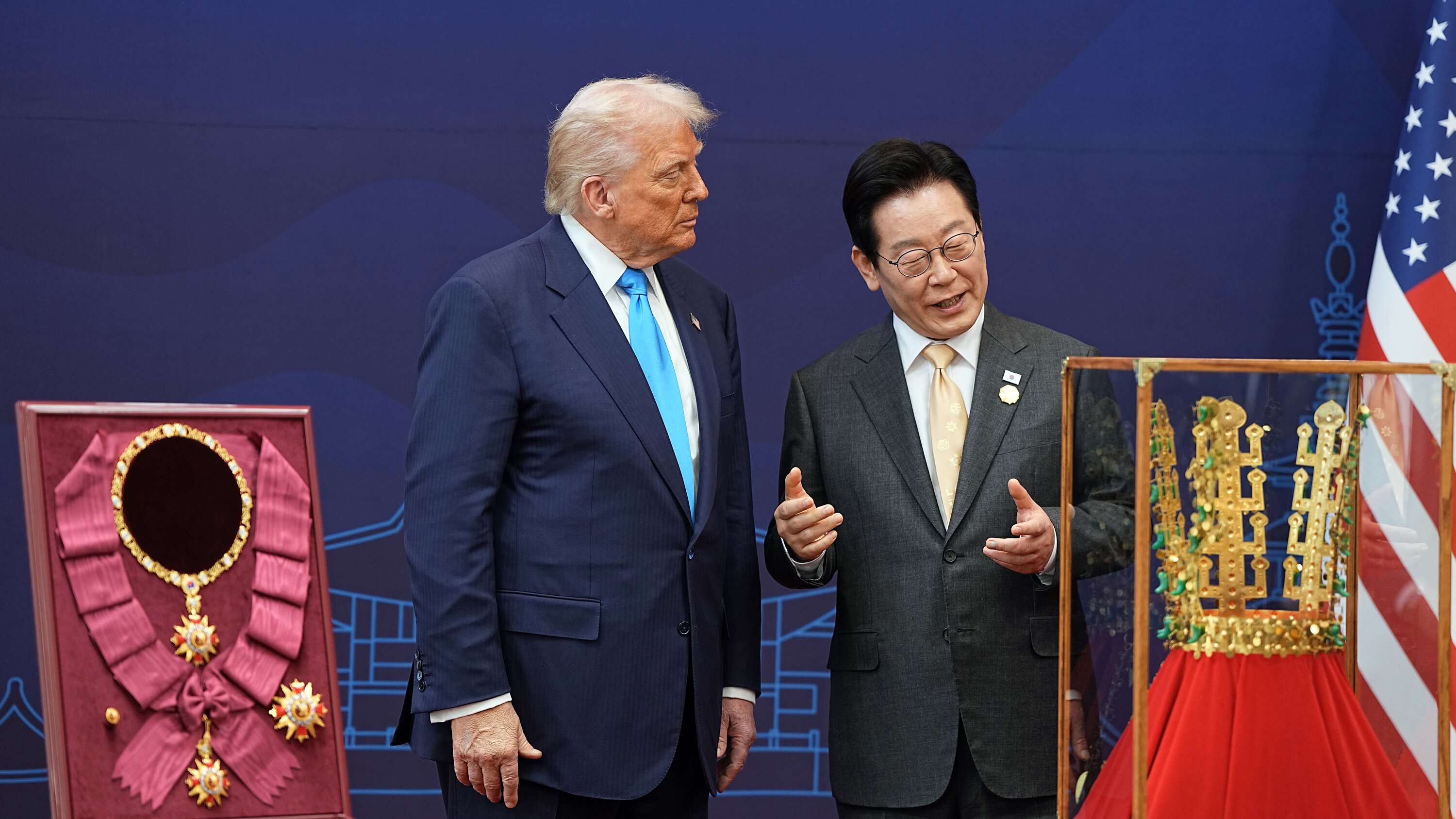 BobMetz155906's tweet card. President Trump received a replica of a golden crown excavated from an ancient royal tomb in Gyeongju. He called it “very special.”