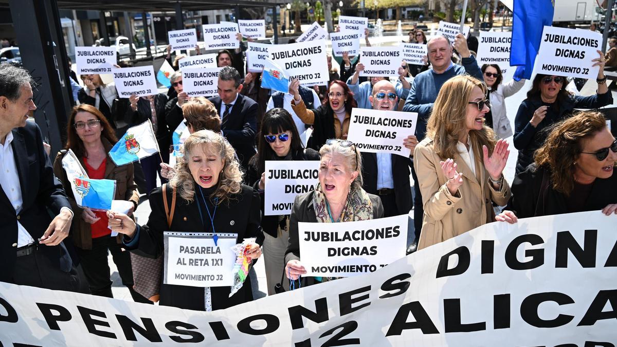 Procuradors's tweet card. Los colectivos denuncian que reforma para que puedan cobrar pensiones dignas está paralizada desde hace meses en un cajón