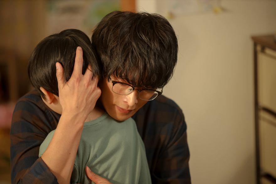 post_tvasahi's tweet card. 松島聡と白洲迅がW主演を務めるドラマ『パパと親父のウチご飯』。本作は突然元カノから娘を預けられた千石哲（松島聡）と、妻と離婚して息子を引き取った晴海昌弘（白洲迅）が、共同生活をしながら子育てに奮闘していく新感覚ホームドラマだ。11月22日（土）