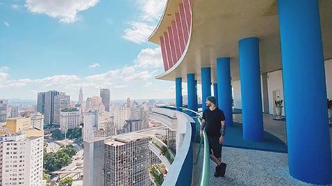 ExperimenteSP's tweet card. Bruna Yuri, que é jornalista, e Felipe Coppolaro, formado em Análise de Desenvolvimento de Sistemas, criaram a conta @Experimente.SP em 2014 para dividir com seguidores tudo o que eles fazem na...