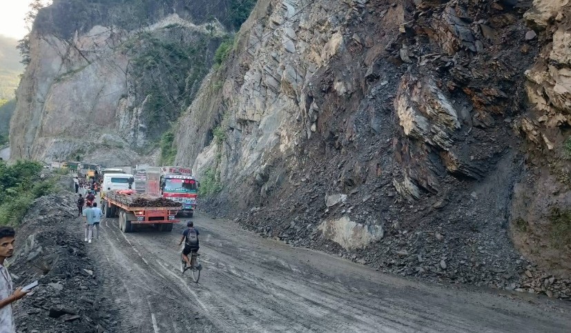 nepalnews_eng's tweet card. Since Thursday, small landslides have been occurring continuously on these roads due to heavy rain, prompting the local administration to advise that only essential travel should be undertaken.
