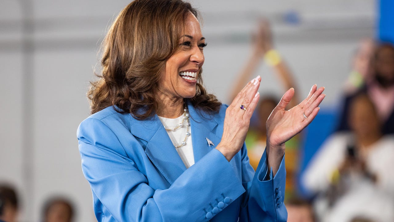 Ale_Clements's tweet card. Los demócratas están electrizados con Kamala Harris y las encuestas avalan la remontada, pero aún le queda un arduo camino